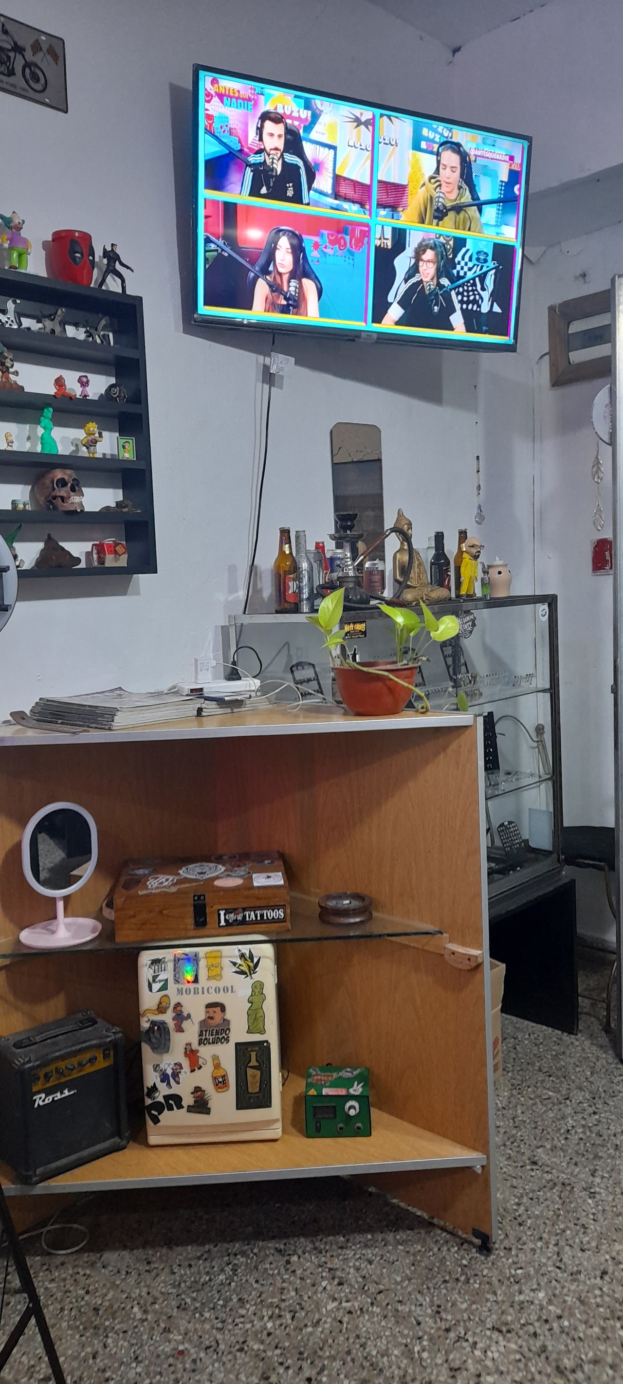 Interior del estudio Santos Tattoos con vitrinas y ambientación