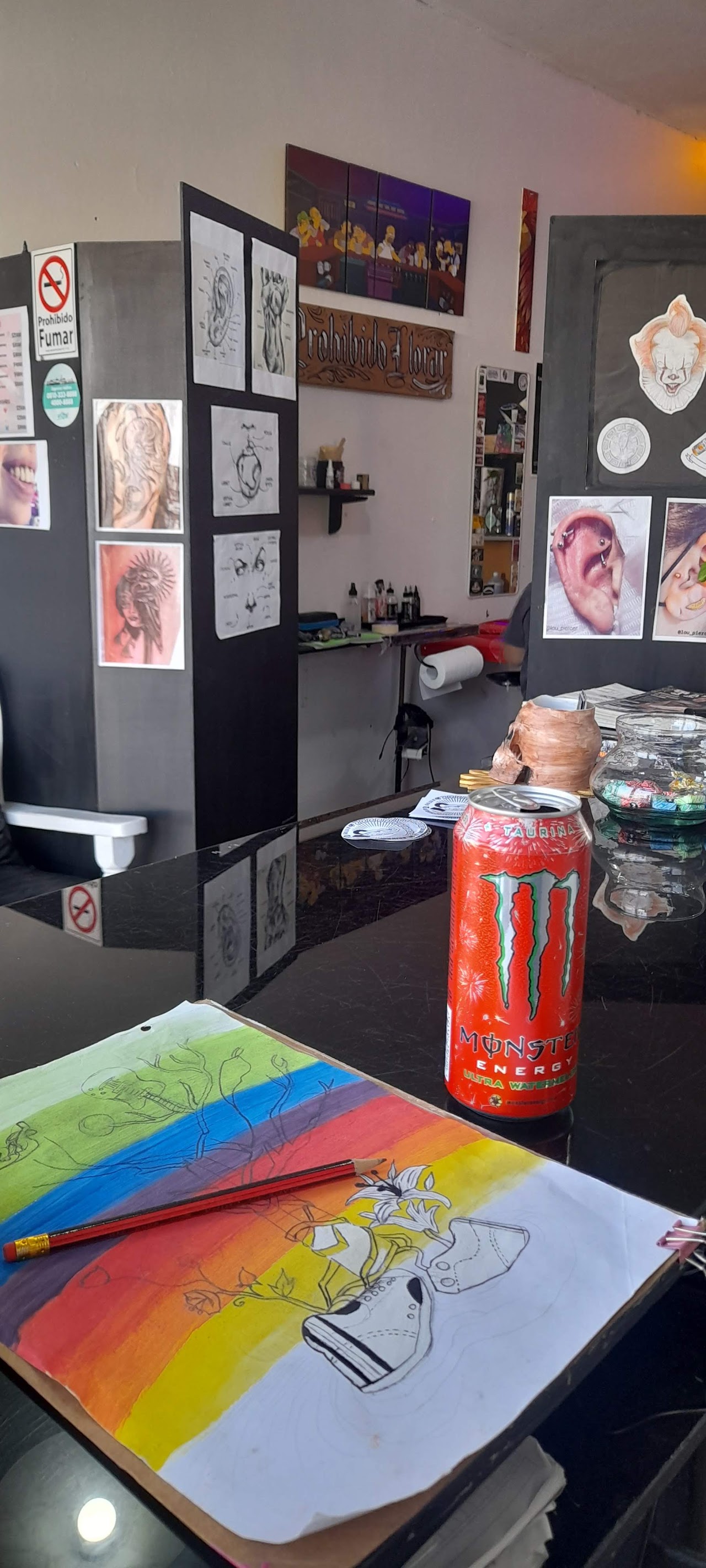 Mesa de diseño con flash art y bocetos de tatuajes en proceso en Santos Tattoos