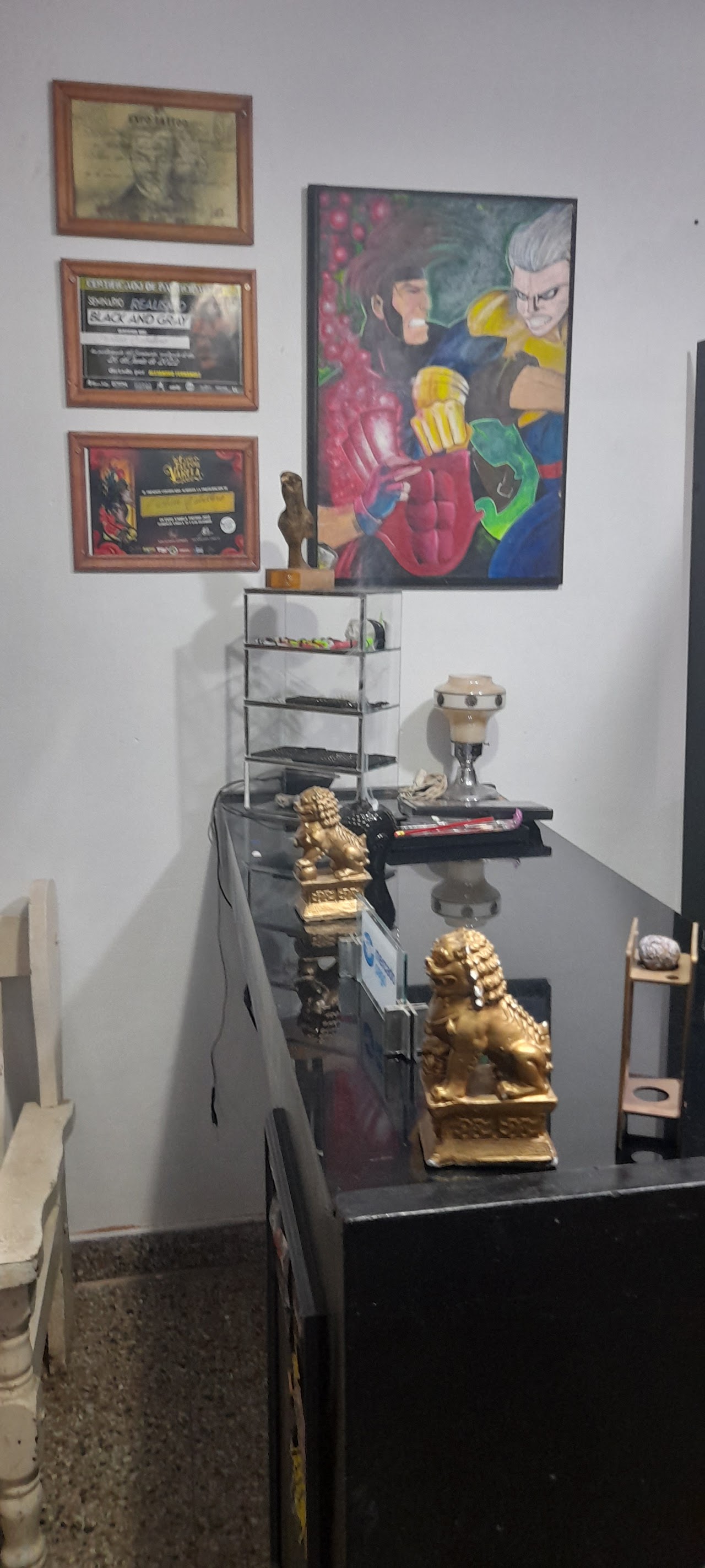 Certificados y diplomas de formación en el estudio Santos Tattoos